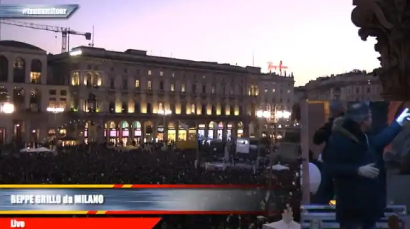 piazza duomo strapiena ore prima dell arrivo di grillo 