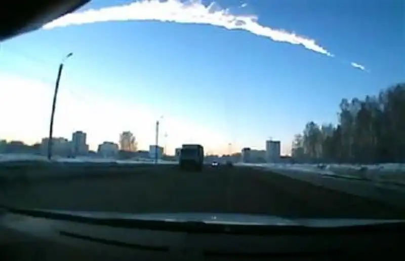 PIOGGIA DI METEORITI IN RUSSIA jpeg