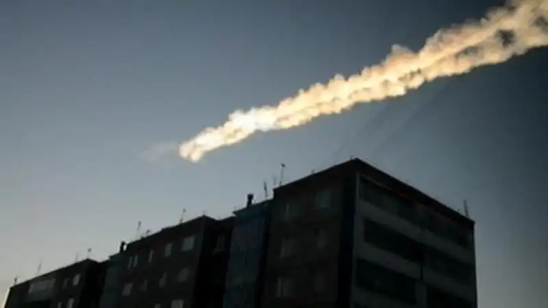 PIOGGIA DI METEORITI IN RUSSIA jpeg