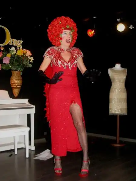 SANREMO DRAG QUEEN IN RED FOTO ANDREA ARRIGA 