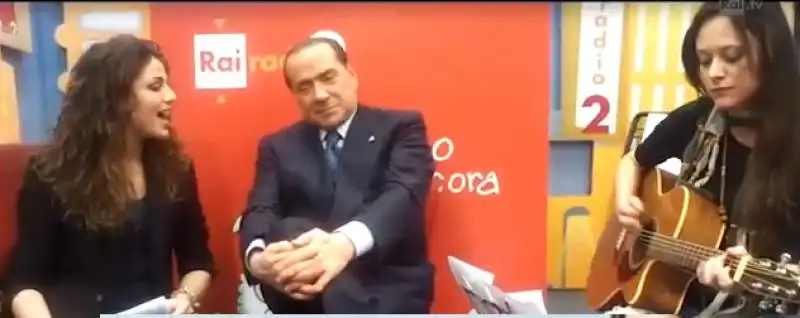 SILVIO BERLUSCONI ALL INTERVISTA CANTATA A UN GIORNO DA PECORA 