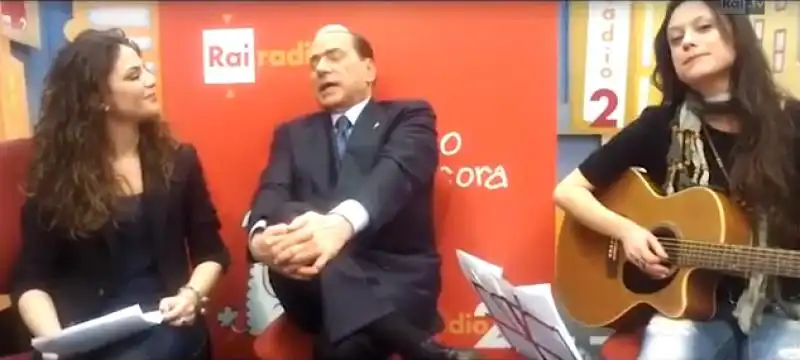 SILVIO BERLUSCONI ALL INTERVISTA CANTATA A UN GIORNO DA PECORA 