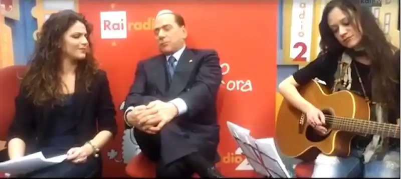 SILVIO BERLUSCONI ALL INTERVISTA CANTATA A UN GIORNO DA PECORA 