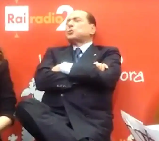 SILVIO BERLUSCONI ALL INTERVISTA CANTATA A UN GIORNO DA PECORA 