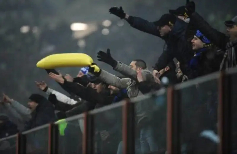 STADIO SAN SIRO - BANANE GONFIABILI PER BALOTELLI