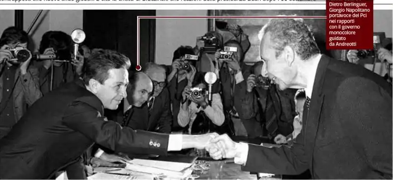 STRETTA DI MANO TRA ENRICO BERLINGUER E ALDO MORO DIETRO DI LORO GIORGIO NAPOLITANO 