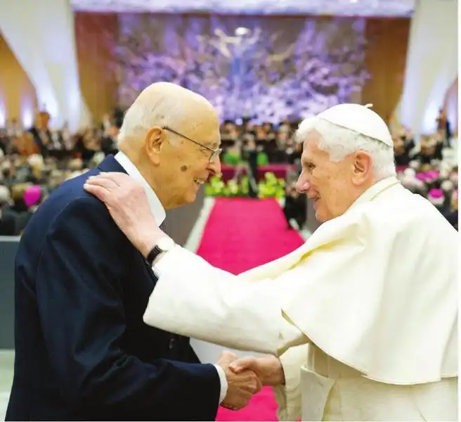 LA STRETTA DI MANO TRA NAPOLITANO E BENEDETTO XVI 