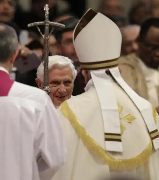 BERGOGLIO E RATZINGER A SAN PIETRO PER IL CONCISTORO 