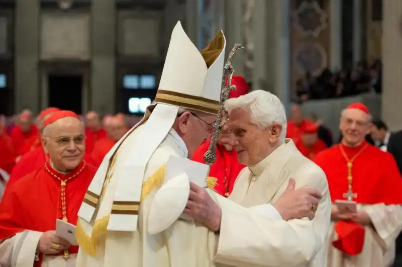 BERGOGLIO E RATZINGER A SAN PIETRO PER IL CONCISTORO 