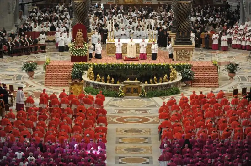 BERGOGLIO E RATZINGER A SAN PIETRO PER IL CONCISTORO 