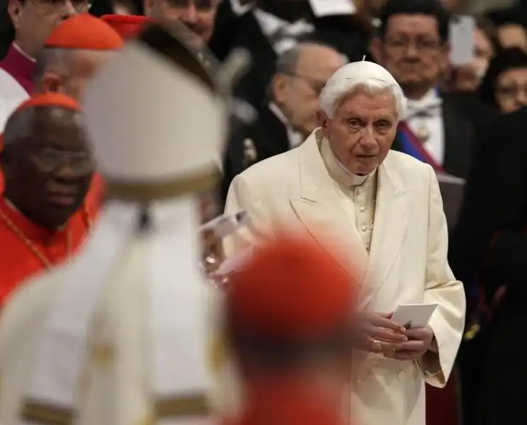 BERGOGLIO E RATZINGER A SAN PIETRO PER IL CONCISTORO 