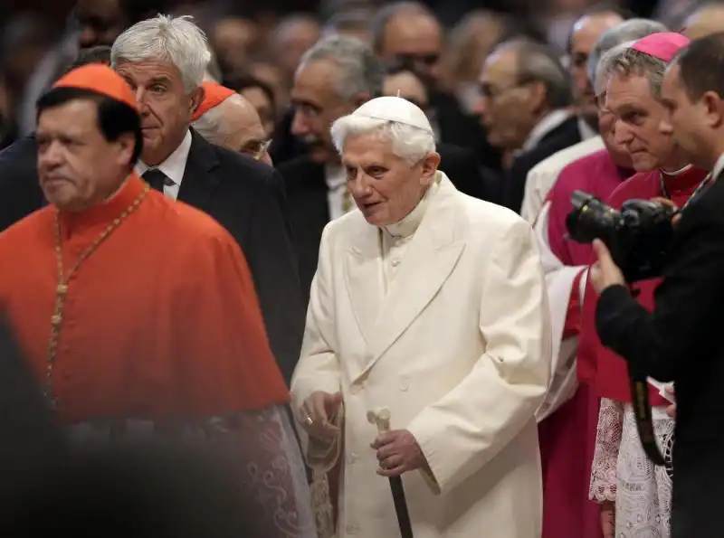 BERGOGLIO E RATZINGER A SAN PIETRO PER IL CONCISTORO 