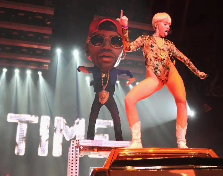 miley cyrus opens bangerz tour 