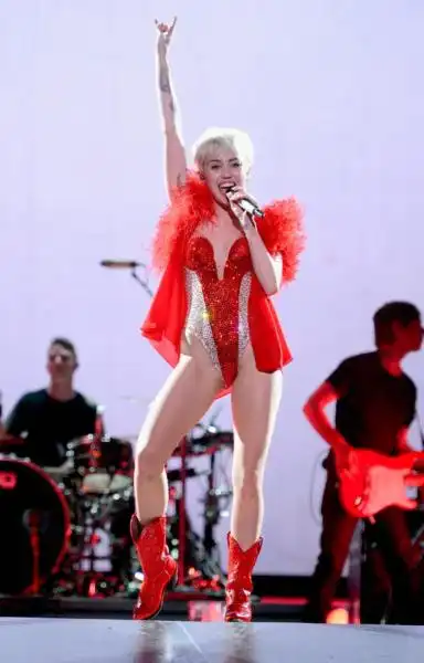 miley cyrus opens bangerz tour 