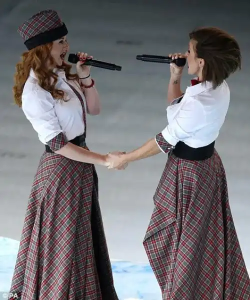 IL DUO PSEUDO LESBO TATU ALLA CERIMONIA DI APERTURA DI SOCHI 