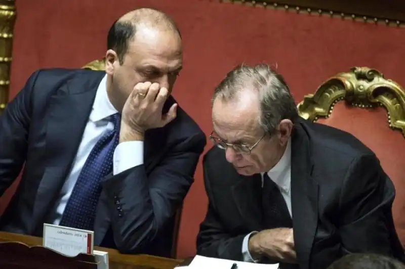 ALFANO E PADOAN FIDUCIA AL GOVERNO RENZI IN SENATO FOTO LAPRESSE 