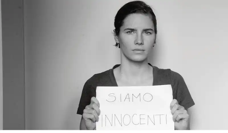 AMANDA KNOX SELFIE 