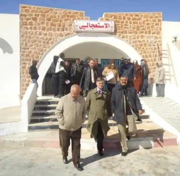 l ambasciatore americano gray visita l ospaedale di Remada in Tunisia 