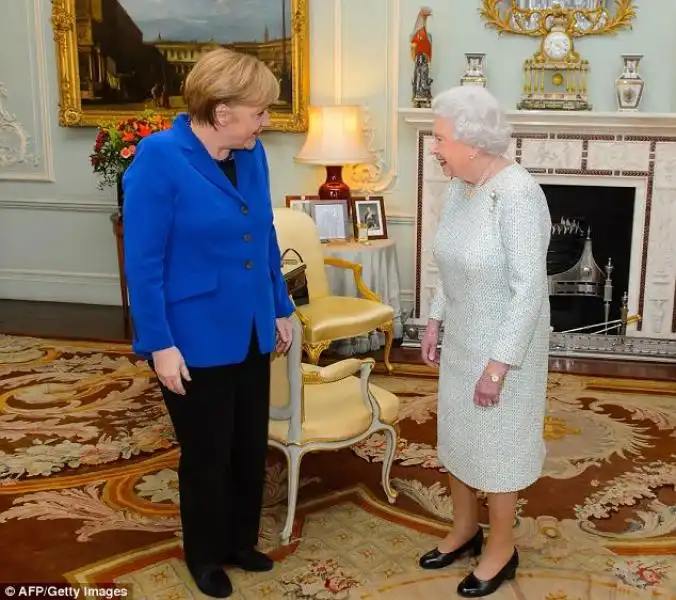 ANGELA MERKEL E LA REGINA ELISABETTA 