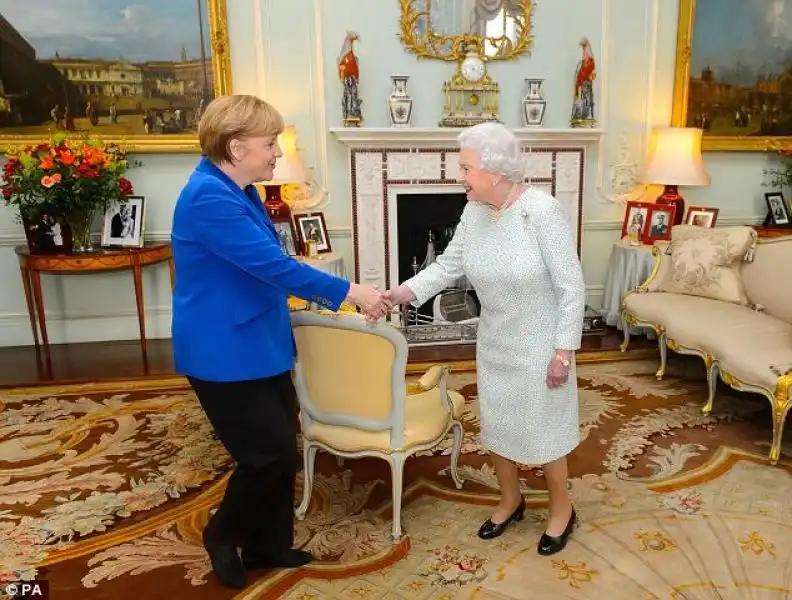 ANGELA MERKEL E LA REGINA ELISABETTA 