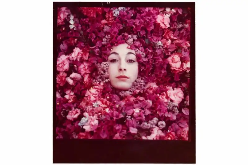 Anjelica Huston incorniciata dai fiori 