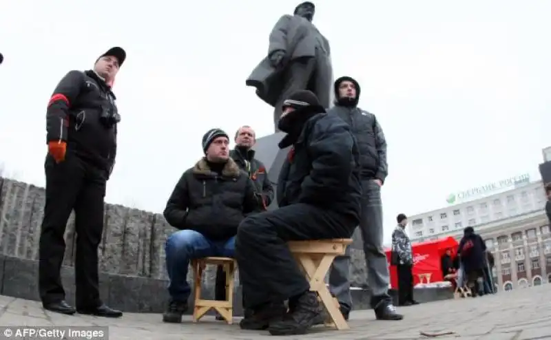 ATTIVISTI COMUNISTI DIFENDONO LA STATUA DI LENIN A DONETSK 