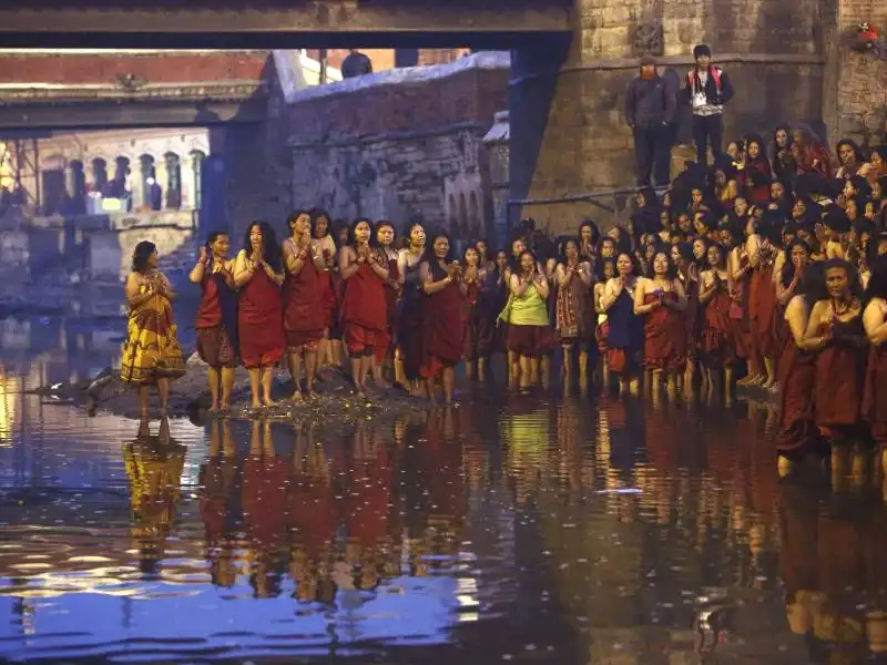 Bagno sacro nel fiume Bagmati 