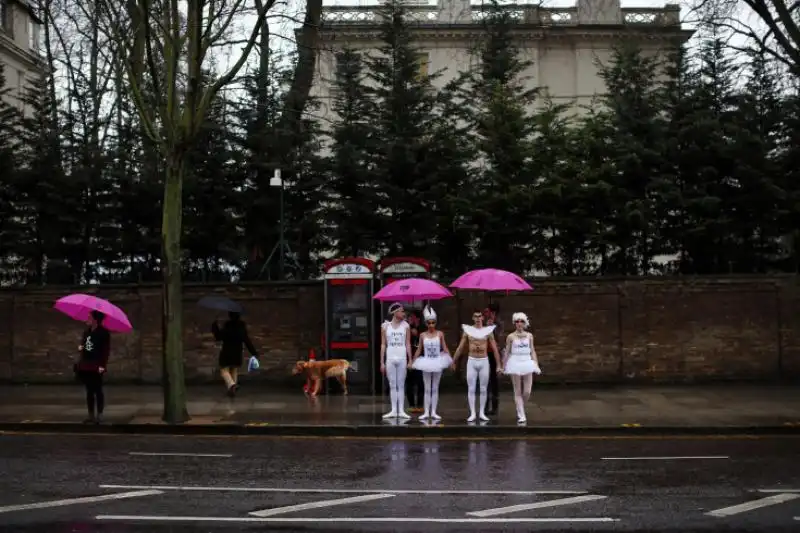 Ballerine all ambasciata russa di Londra per la giornata Amnesty International 