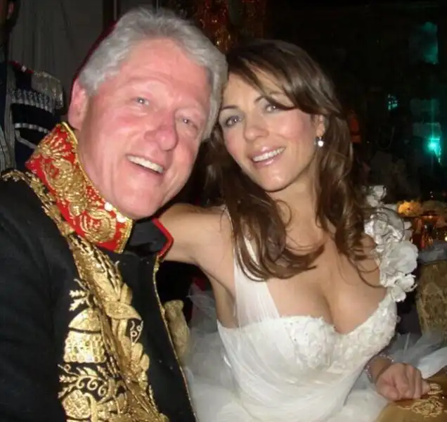 BILL CLINTON ED ELIZABETH HURLEY NEL DUEMILACINQUE A UN PARTY IN MASCHERA RUSSO