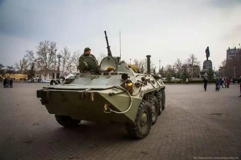 BLINDATI RUSSI IN PIAZZA A SEBASTOPOLI CITTA DELLA CRIMEA IN UCRAINA 