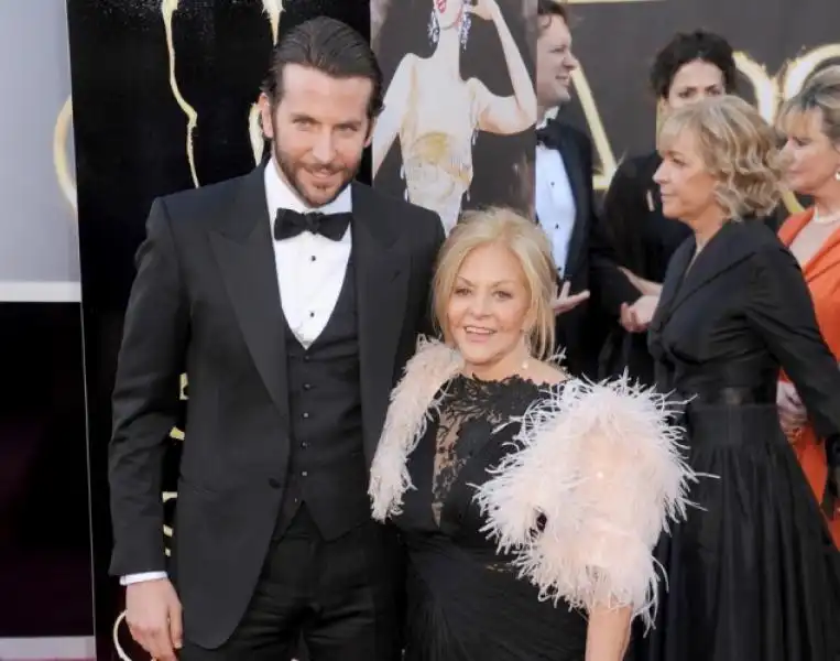 Bradley Cooper agli oscar con sua madre 