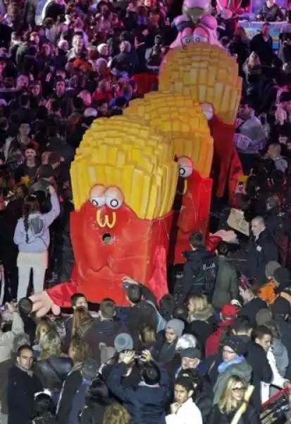 CARNEVALE DI NIZZA FOTO LAPRESSE 