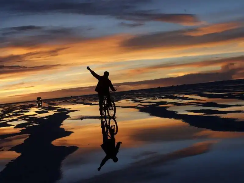 Ciclista sul deserto del Sale in Bolivia 