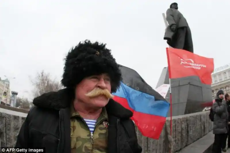 COMUNISTA DIFENDE LA STATUA DI LENIN A DONETSK 