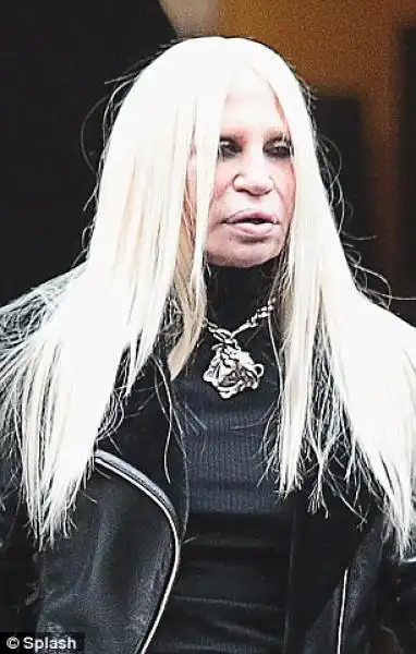 Donatella Versace gonfia e accigliata 