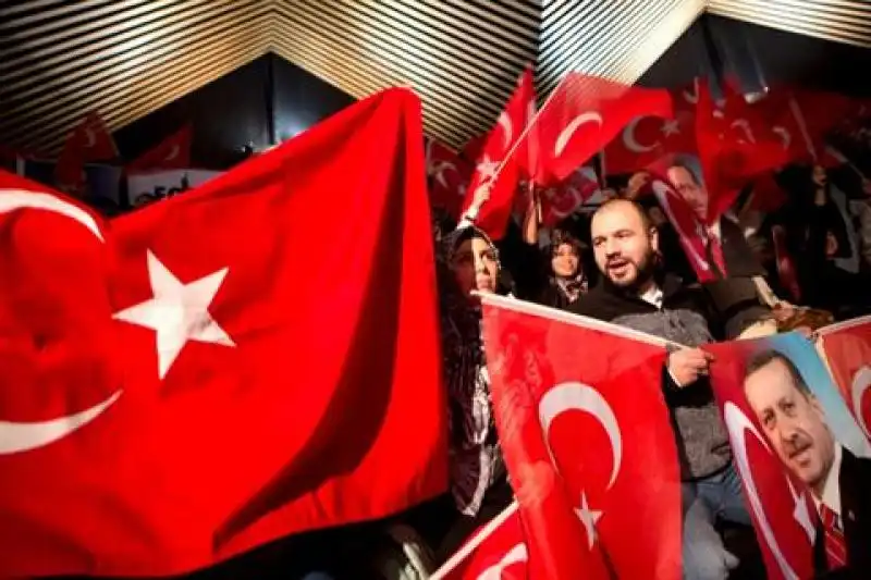 FAN DI ERDOGAN A BERLINO 