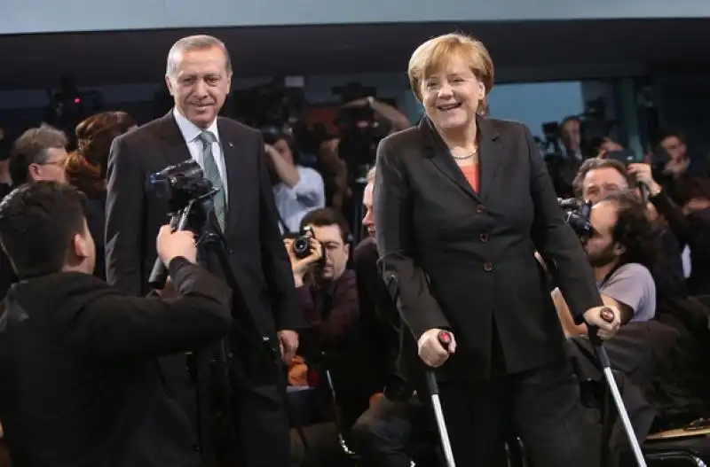 erdogan con merkel con le stampelle 