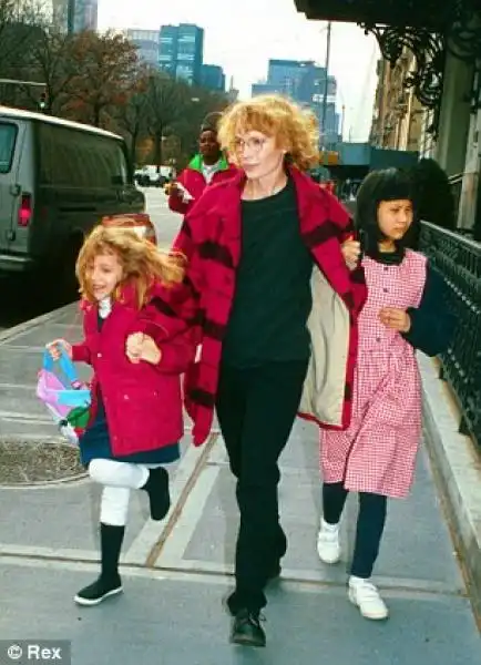 MIA FARROW CON I FIGLI 