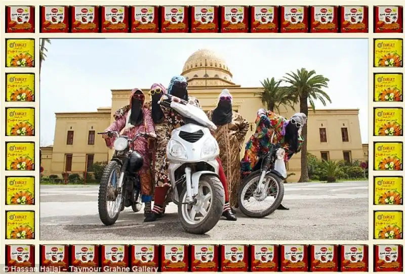 gang di giovani motocicliste a Marrakech 