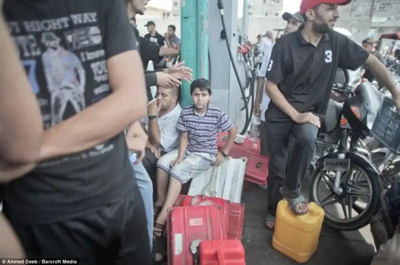 A Gaza in attesa di fare scorta di benzina 