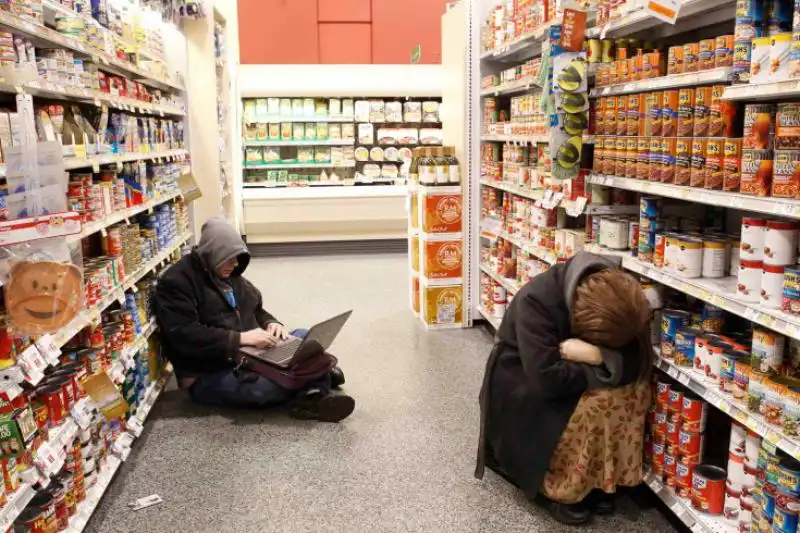 Gente bloccata al supermercato per la bufera di Atlanta 