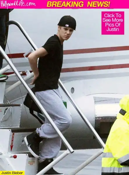 JUSTIN BIEBER SCENDE DALL AEREO PRIVATO 