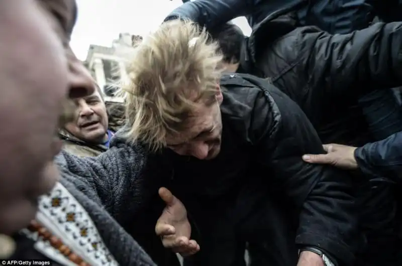 kiev, manifestanti aggrediscono un supporter  governativo