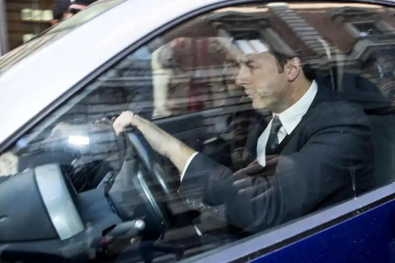 matteo renzi arriva in smart all incontro con letta 