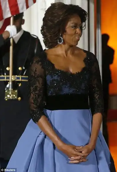 Michelle Obama elegante e bicolore 