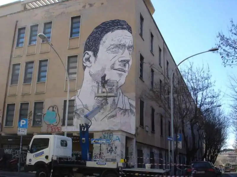 IL MURALES GIGANTE DI FRANCESCO TOTTI jpeg