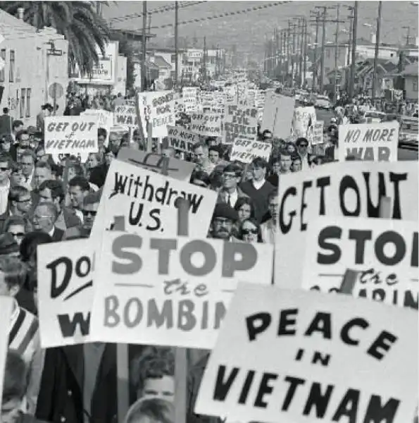 OAKLAND PROTESTA CONTRO LA GUERRA IN VIETNAM 