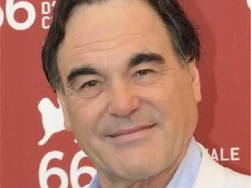 Oliver Stone falli con il suo primo romanzo 