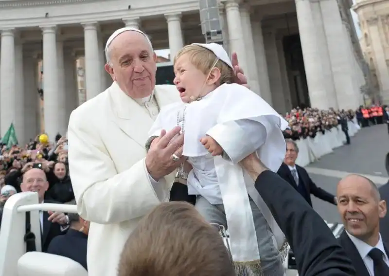 PAPA FRANCESCO PRENDE IN BRACCIO UN BIMBO CHE POI SCOPPIA A PIANGERE 