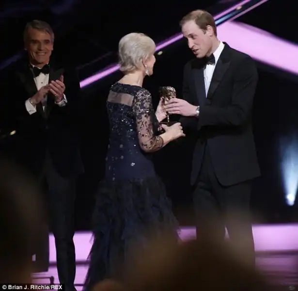 Il Principe William premia Dame Helen Mirren 